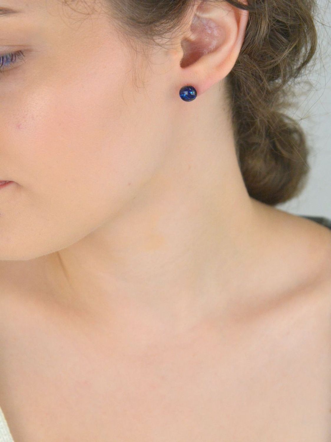 Kolczyki damskie srebrne 925 – Murano 56. Ręcznie wykonane szkło weneckie w odcieniach niebieskiego i granatu, średnica 9 mm, waga 2,00 g. Stylowa, artystyczna biżuteria na każdą okazję.1.jpg